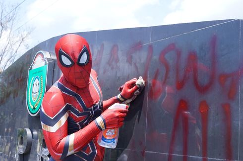 Karena Keikhlasannya Bersihkan Sampah, Spiderman Parepare Dihadiahi Umrah Gratis