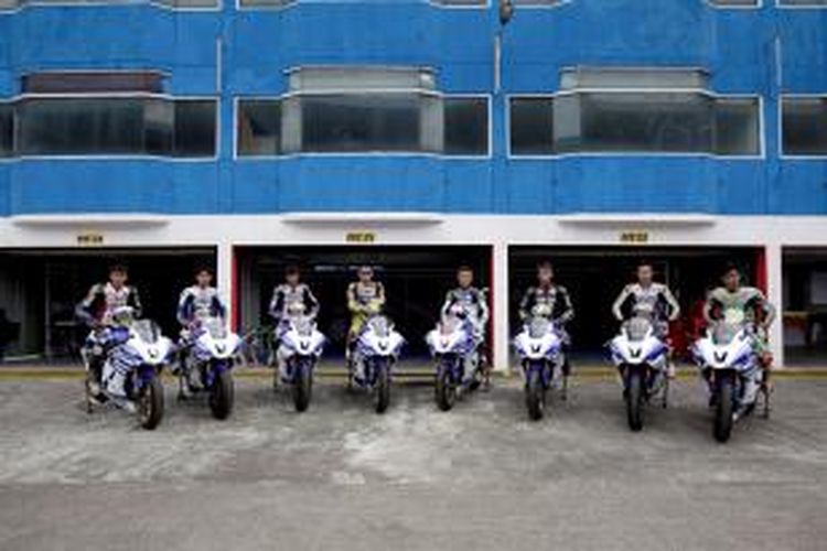 Instruktur Yamaha asal Jepang, Yoshiyaki Kato (empat dari kanan), berpose bersama para pebalap peserta Yamaha Riding Academy di Sirkuit Internasional Sentul, Kamis (26/6/2014).