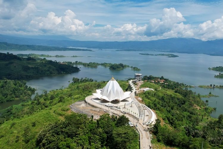 Masjid Al Kamil di kawasan Waduk Jatigede Sumedang, destinasi yang kerap dijadikan salah satu tempat wisata Bandung Timur meski belum rampung sepenuhnya.