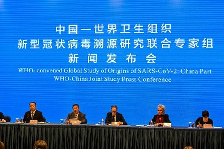 Peter Ben Embarek (3rd-R) and Marion Koopmans (2nd-R) attend a press conference to wrap up a visit by an international team of experts from the World Health Organization (WHO) in the city of Wuhan, in China's Hubei province on February 9, 2021. (Photo by HECTOR RETAMAL / AFP)