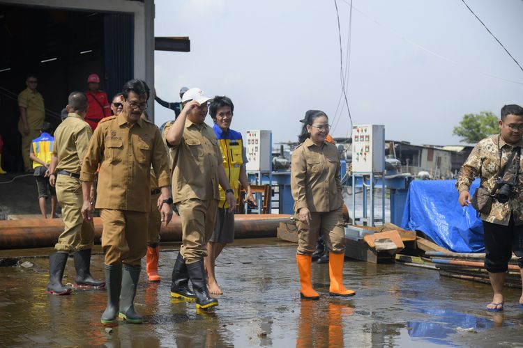 Wali Kota (Walkot) Semarang Agustina Wilujeng di sela-sela peninjauan di Pompa Kali Sringin, Kelurahan Trimulyo, Kecamatan Genuk, Senin (27/10/2025).
