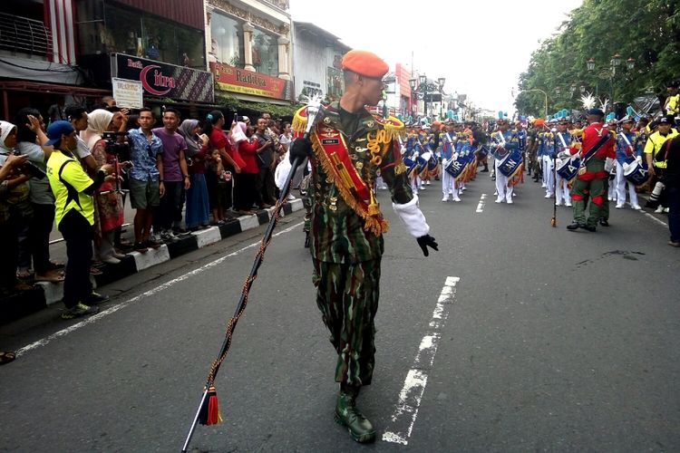 Marching band Akademi Angkatan Udara (AAU) turut meramaikan Karnaval Dirgantara dalam rangkaian acara Jogja Air Show 2017, Sabtu (29/4/2017).