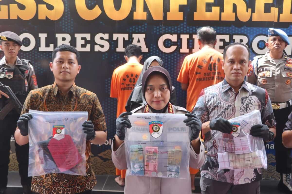 Kapolresta Cirebon Kombes Pol Sumarni bersama Jajaran Reskrim Polresta Cirebon menunjukan barang bukti pelaku DK (52) melakukan penipuan dan penggelapan modus travel umrah dengan korban 43 kepala desa senilai Rp1,3 milyar rupiah di Mapolresta Cirebon pada Jumat (29/11/2024) siang