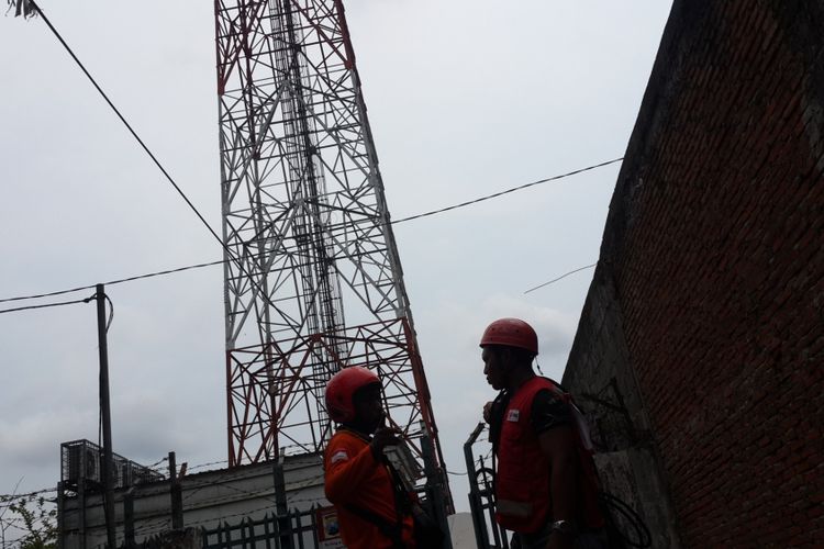  Tim penyelamat saat berusaha menyelamatkan Osep Saiku yang memanjat tower setinggi 72 meter di Desa Kebonagung, Kecamatan Pakisaji, Kabupaten Malang, Rabu (7/11/2018)
