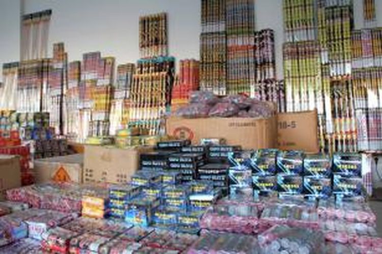 Berbagai merek dan jenis kembang api dan petasan mulai marak diperjualbelikan di Manado jelang perayaan tahun baru.