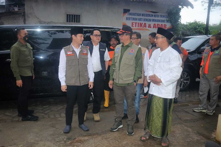 Kepala BNPB bersama Bupati Trenggalek, meninjau salah satu titik lokasi terdampak bencana banjir di Trenggalek Jawa Timur, Kamis (20/10/2022).