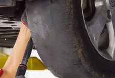 Hindari Pakai Ban Botak, Cek Harga Ban Mobil per Oktober 2025