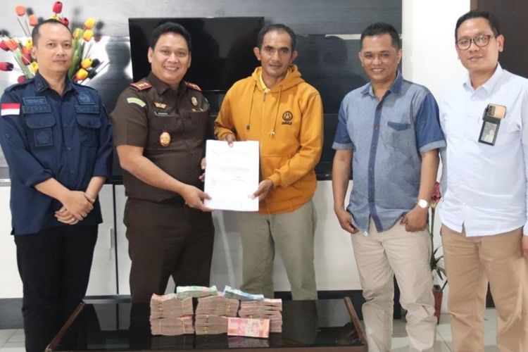 Pihak keluarga mantan Kades Wringinanom, Akhmad, mengembalikan uang ganti rugi kasus korupsi ke Kejaksaan Situbondo pada Kamis (2/5/2023).