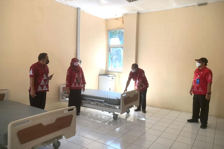 Bupati Semarang Ngesti Nugraha meninjau kesiapan penambahan ruang perawatan pasien Covid-19.