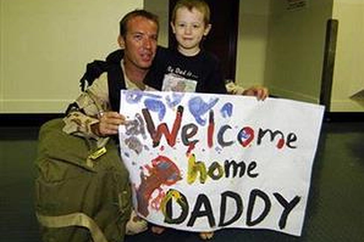 Kopral Craig Meyer dari Batalyon Pertama Kompi Alpha Royal Australian Regiment bertemu kembali dengan putranya Jaydn Meyer di bandara Townsville, Australia setelah menyelesaikan tugas di Irak pada 23 September 2007. 