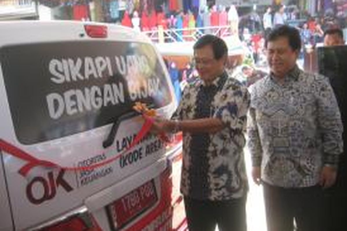 Otoritas Jasa Keuangan (OJK) menghelat kampanye program literasi atau pemahaman keuangan untuk masyarakat bersama Bank Danamon di Pasar Baru Kota Bekasi di Jalan Juanda pada Senin (5/5/2014). Direktur Utama Bank Danamon Henry Ho (kiri) dan Direktur Literasi dan Edukasi OJK Agus Sugiarto (kanan) saat meresmikan Si Molek (Mobil Literasi Keuangan). Untuk tahap awal, tersedia 20 unit mobil yang menjadi sarana kampanye pada 14 kota di seluruh Indonesia. Kampanye berlangsung sejak Senin ini sampai dengan Minggu (11/5/2014).