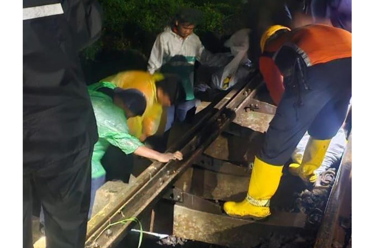 KAI mengerahkan ratusan personel untuk melakukan upaya perbaikan pada jalur rel terdampak.