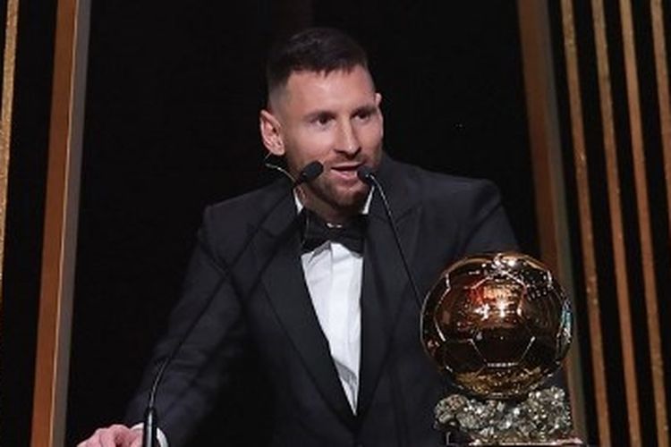 Penyerang Inter Miami, Lionel Messi, saat berbicara di atas panggung seusai meraih trofi Ballon d'Or ke-8 di Theatre du Chatelet pada 30 Oktober 2023. Terkini, suara kapten timnas Indonesia, Asnawi Mangkualam, membantu Messi meraih penghargaan pemain terbaik FIFA 2023.