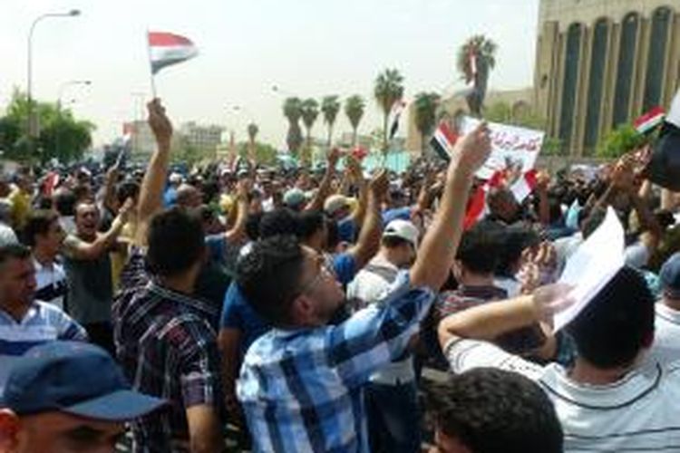 Ratusan warga Irak berunjuk rasa di Lapangan Firdus, Baghdad memprotes para anggota parlemen yang hidup mewah sementara rakyat harus bersusah payah memenuhi kebutuhan dasarnya.