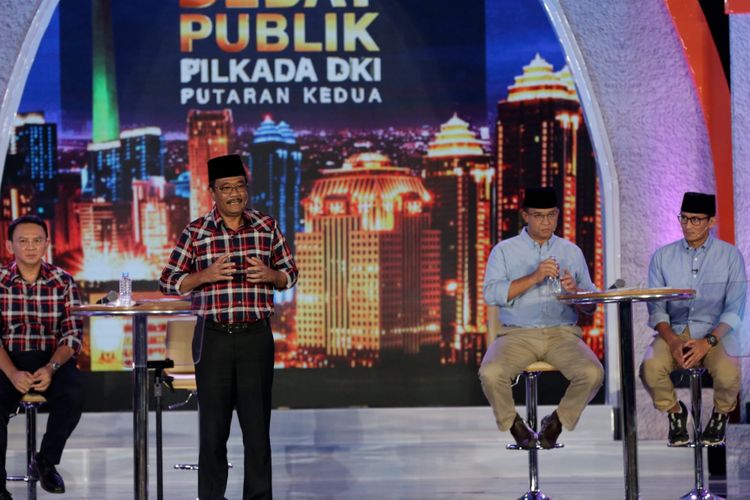 Kandidat calon gubernur dan wakil gubernur DKI Jakarta nomor urut 2, Basuki Tjahaja Purnama dan Djarot Saiful Hidayat serta pasangan kandidat nomor urut 3, Anies Baswedan dan Sandiaga Uno saat Debat Publik Pilkada DKI Jakarta Putaran Kedua yang diselenggarakan Komisi Pemilihan Umum Daerah DKI Jakarta di Hotel Bidakara, Jakarta, Rabu (12/4/2017). Pemungutan suara Pilkada DKI Jakarta putaran kedua akan dilaksanakan 19 April 2017 mendatang. KOMPAS IMAGES/KRISTIANTO PURNOMO