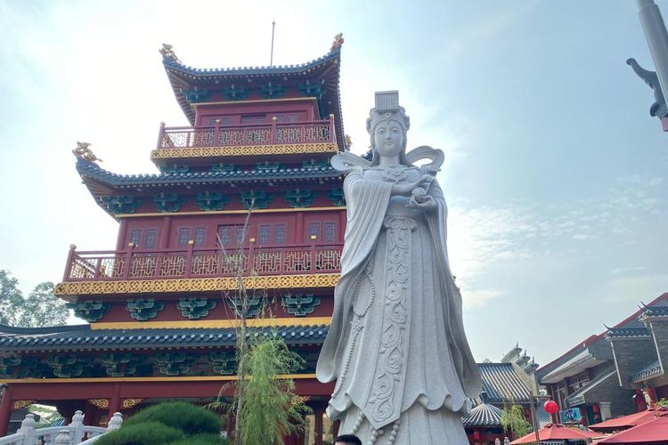 Pagoda serta patung Dewi Mazu yang berada di tengah-tengah area Old Shanghai Kelapa Gading, Jakarta.