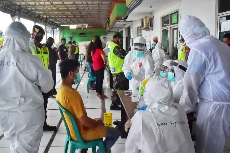 Dinas Kesehatan (Dinkes) Kabupaten Bogor melakukan test massal Covid-19 usai dilakukan sterilisasi di Pasar Cileungsi, Kabupaten Bogor, Jawa Barat, Senin (1/6/2020)