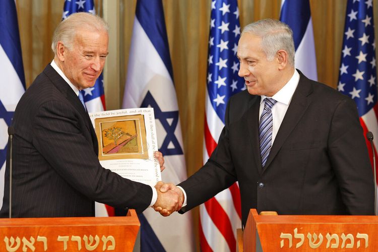 Dalam file foto 9 Maret 2010 ini, Wakil Presiden AS Joe Biden (Presiden AS saat ini) berjabat tangan dengan Perdana Menteri Israel Benjamin Netanyahu di kediaman Perdana Menteri di Yerusalem.