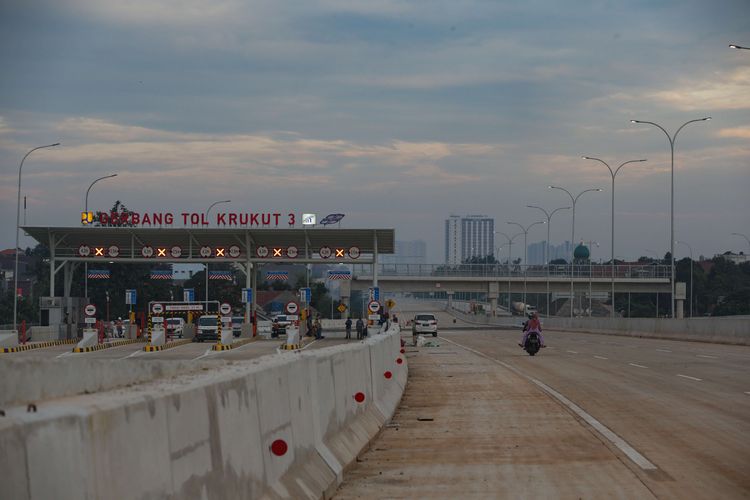Proyek pembangunan Jalan Tol Cinere-Jagorawi (Cijago) Seksi 3A Kukusan-Krukut, Sabtu (10/12/2022). Ruas tol ini akan digunakan secara fungsional jelang libur Natal 2022 dan Tahun Baru 2023 (Nataru) mendatang.