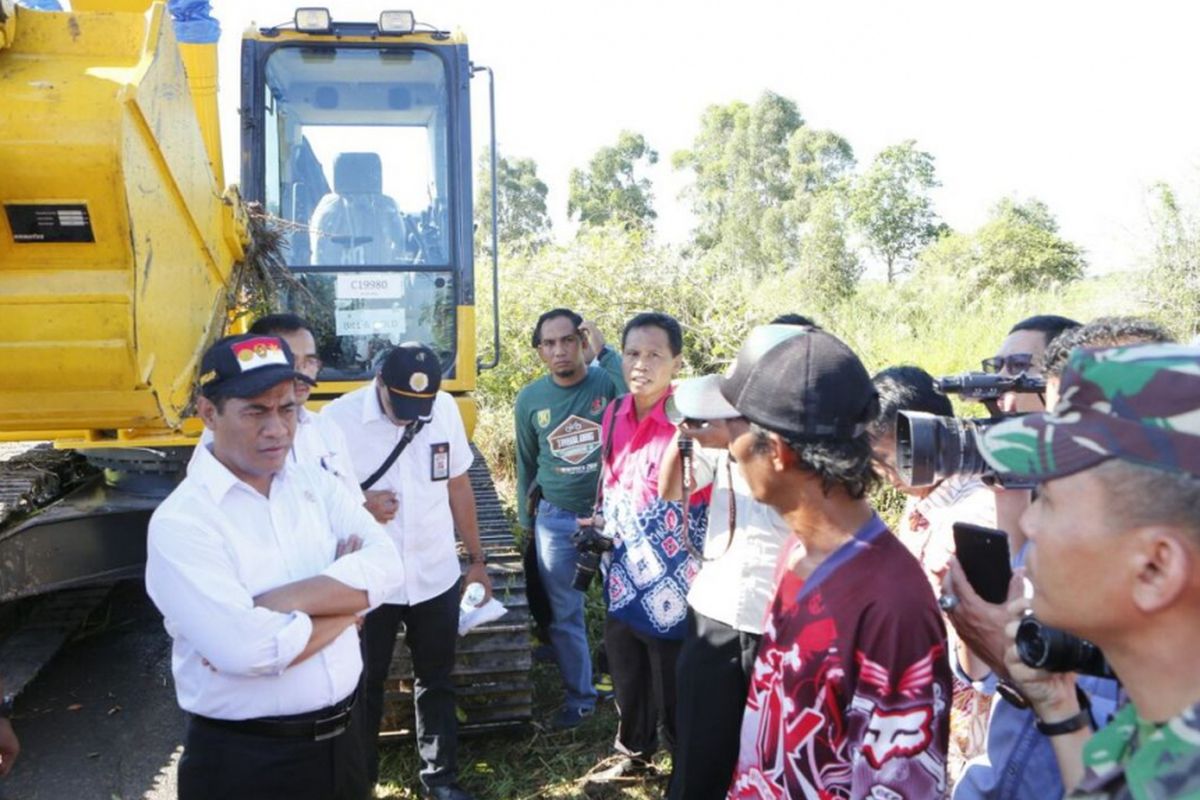 Menteri Pertanian Andi Amran Sulaiman saat meninjau optimasi lahan 67.000 hektar di Barito Kuala, Kalimantan Selatan, Kamis (5/4/2018).