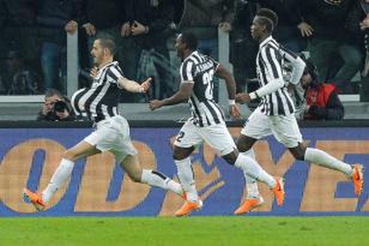 Bek Juventus, Leonardo Bonucci (kiri) saat merayakan golnya ke gawang AS Roma pada lanjutan Serie-A di Stadion Juventus, Minggu (5/1/2014). Juventus menang 3-0 pada laga tersebut. 