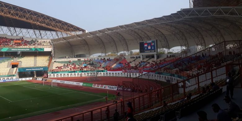 Suasana stadion Wibawa Mukti pada pertandingan babak 16 besar antara Timnas U-23 Indonesia melawan Uni Emirat Arab, Jumat (24/8/2018).