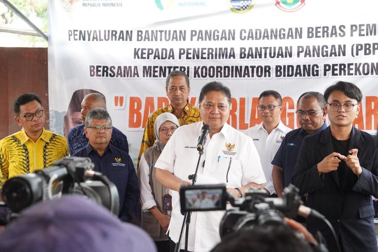 Menko Perekonomian Airlangga Hartarto dalam jumpa pers Kabupaten Garut, Jawa Barat, Sabtu (20/1/2024).