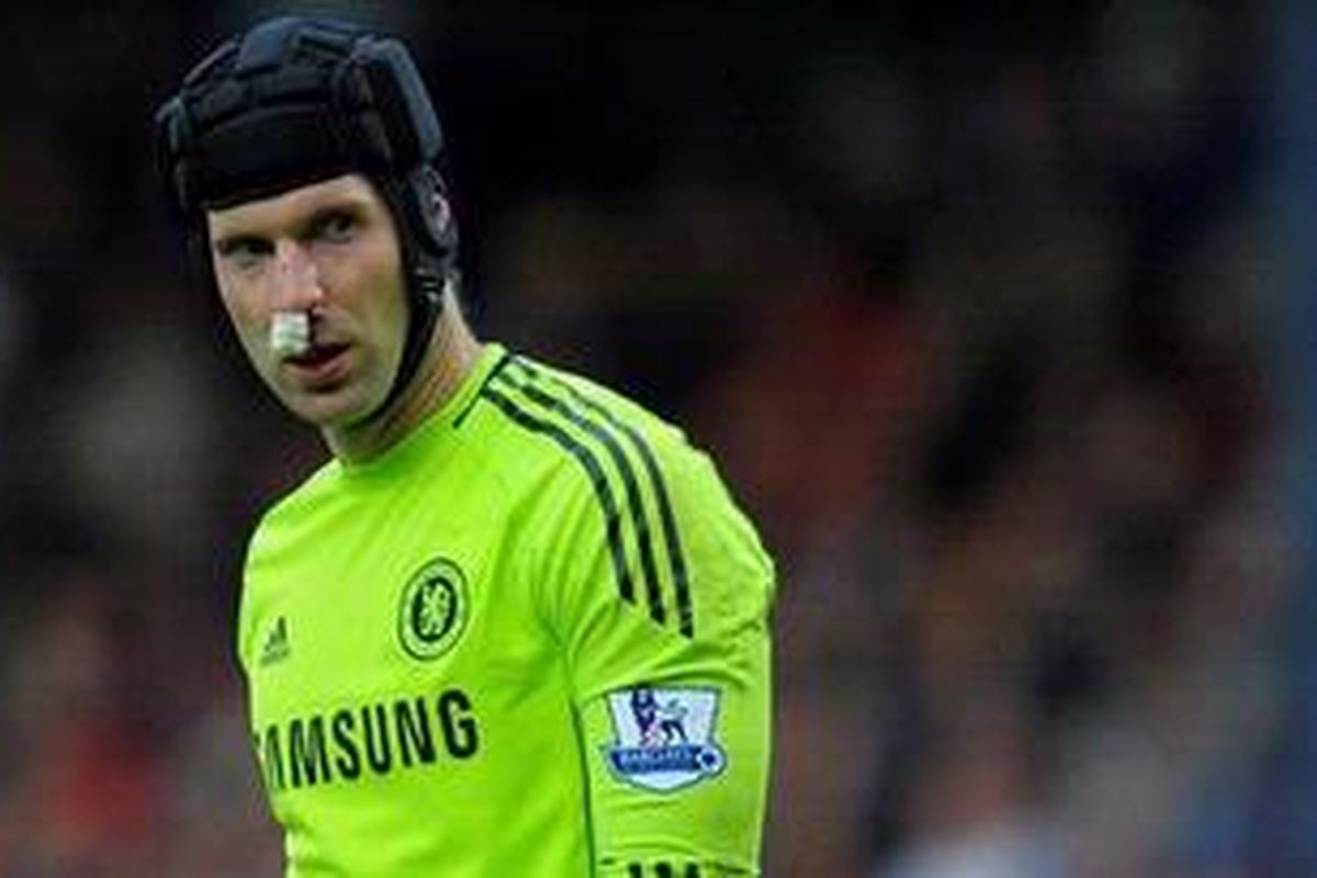 Kiper Chelsea, Petr Cech, setelah mendapatkan perawatan medis, di tengah pertandingan Premier League melawan Blackburn Rovers, di Ewood Park, Sabtu (5/11/2011).