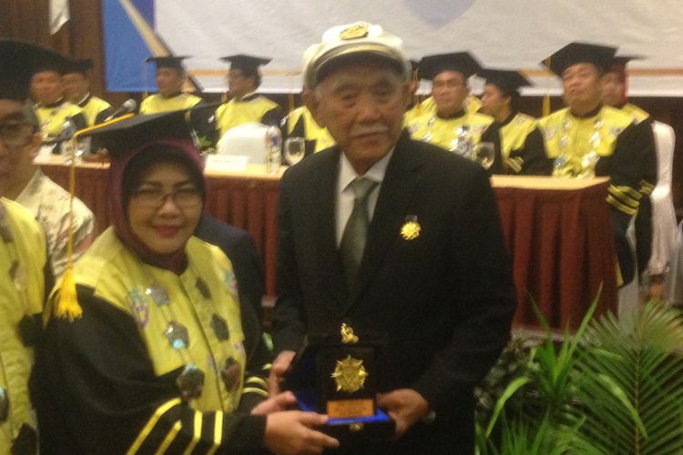 Pelestari dan penangkar ikan hiu di Karimunjawa, Minarno atau Cun Ming, saat menerima penghargaan di bidang kemaritiman dari Politeknik Maritim Negeri Indonesia dalam upacara Dies Natalis ke-6 di Semarang, Kamis (27/9/2018).