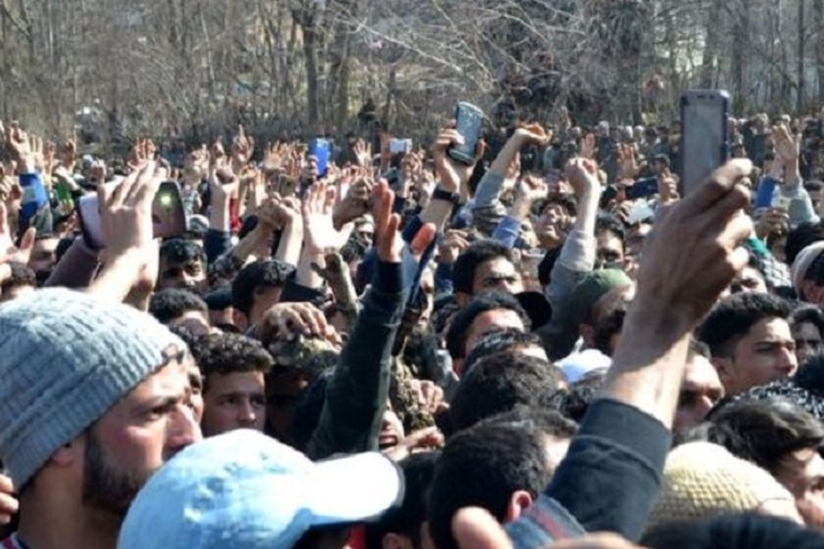 Sekelompok orang melakukan aksi unjuk rasa setelah seorang militan yang paling diburu di India dilaporkan tewas dalam baku tembak di Kashmir.