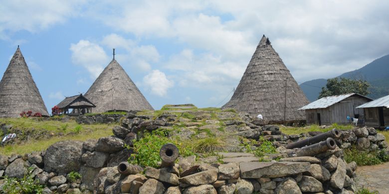 Meriam di pintu gerbang kompleks perkampungan tradisional Todo, Desa Todo, Kecamatan Satarmese Utara, Kabupaten Manggarai, Flores, NTT, Oktober 2018. 