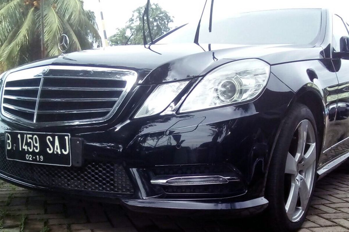 Blue Bird menjual Mercedes-Benz E 250 yang pernah dipakai rombongan Raja Arab Saudi Salman bin Abdulaziz saat mengunjungi Indonesia.