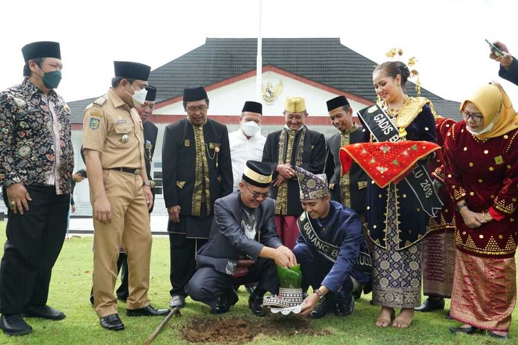 Prosesi pengambilan air rumah Bung Karno yang akan dikirim ke IKN