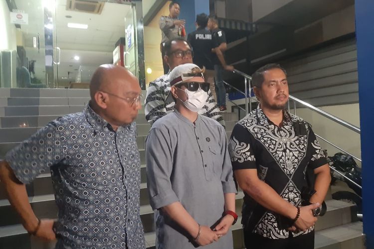 Didampingi kuasa hukumnya, Sunan Kalijaga (kanan), Rossy Silbne (tengah) melaporkan sutradara berinisial A ke Polda Metro Jaya, Jumat (10/6/2022).