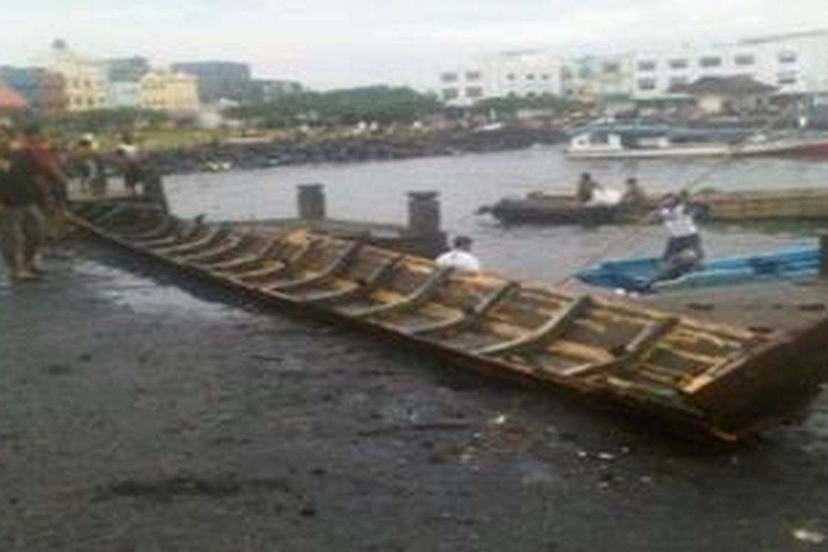 Bangkai kapal Ex Rogero yang hancur digempur ombak di Perairan Bunaken, Sulawesi Utara, Sabtu (7/8/2010).