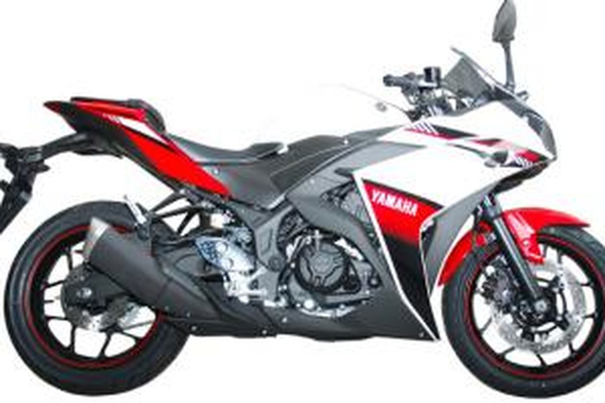 Yamaha R25 ABS model 2015 warna merah.