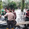 Warga Pelalawan Angkut Motor Lintasi Jalan Banjir Pakai Perahu Mesin 1,5 Jam