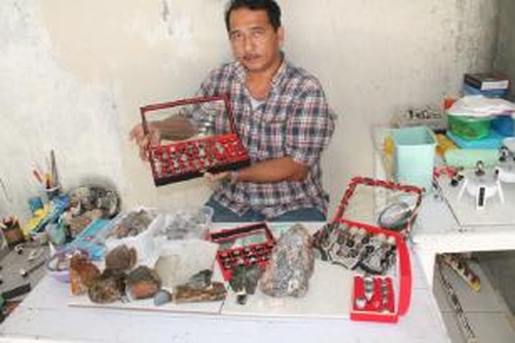 Jonga Saragih (44) Kolektor Batu Akik sedang memperlihatkan 386 jenis batu akik asal Desa Nian Kabupaten Timor Tengah Utara (TTU), Nusa Tenggara Timur (NTT), yang diklaim kualitasnya terbaik di Indonesia
