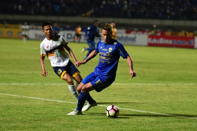Gelandang Persib Bandung Raphael Maitimo