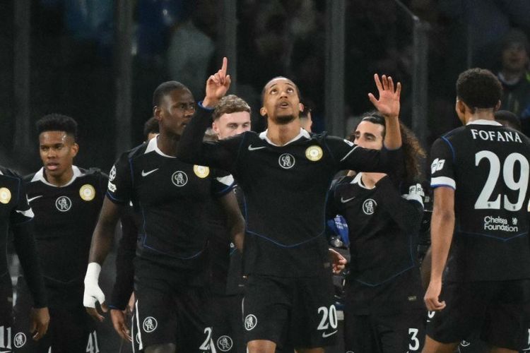 Striker Chelsea asal Brasil, Joao Pedro, merayakan gol kedua timnya pada laga pekan ke-8 fase liga Liga Champions antara Napoli dan Chelsea di stadion Diego Armando Maradona di Napoli pada 28 Januari 2026.