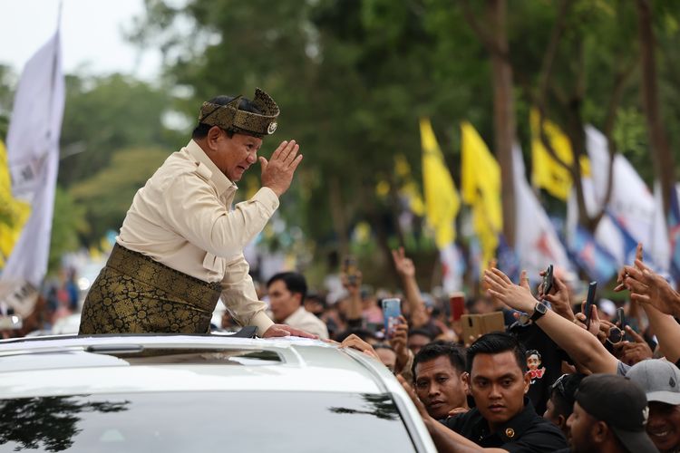 Capres nomor urut dua, Prabowo Subianto, saat mengahdiri agenda Silaturahmi Akbar Relawan Prabowo-Gibran di Sport Hall Temenggung Abdul Jamal, Kota Batam, Kepulauan Riau (Kepri), Sabtu (13/1/2024).