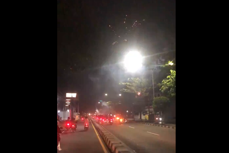 Aksi segerombol pemotor yang menyalakan kembang api di Jalan Parangtritis, Bantul, Yogyakarta.