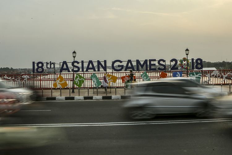 Sejumlah kendaraan melintas di Jembatan Ampera, Palembang, Sumatera Selatan, yang dihias dengan ornamen bernuansa Asian Games, Senin (6/8/2018). Bersama DKI Jakarta, Palembang sebagai kota yang dipilih menjadi tuan rumah Asian Games 2018 ikut bersolek menyambut ajang olahraga terakbar Asia yang akan berlangsung 18 Agustus hingga 2 September 2018 tersebut.