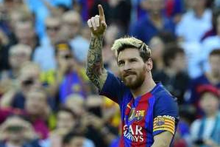 Penyerang FC Barcelona, Lionel Messi, merayakan gol ke gawang Deportivo La Coruna dalam lanjutan La Liga di Stadion Camp Nou, Sabtu (15/10/2016).