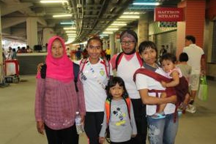 Pelari nasional Triyaningsih (dua dari kiri) dan Ruwiyati (paling kanan) bersama keluarganya di sela gelaran SEA Games Singapura 2015.