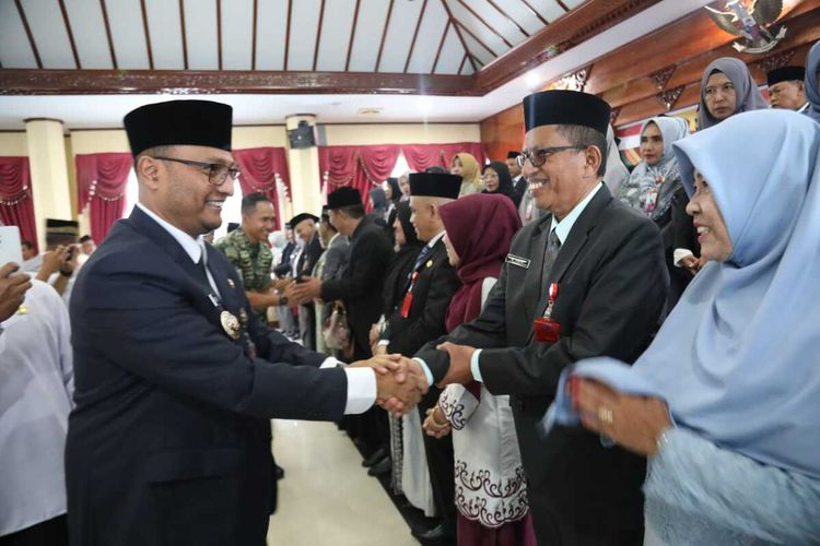 Penjabat Wali Kota Lhokseumawe, Imran memberi ucapan selamat pada pejabat baru dilantik, di Aula Kantor Wali Kota Lhokseumawe, Provinsi Aceh, Jumat (30/12/2022)