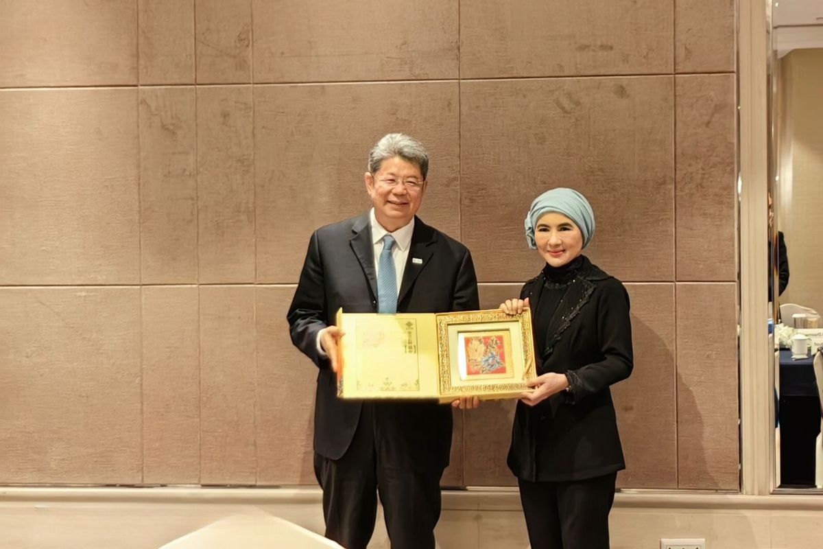 Direktur Utama (Dirut) Pertamina Nicke Widyawati dan Ketua Sinopec Group Ma Yongsheng melakukan penandatanganan nota kesepahaman atau memorandum of understanding (MoU) untuk mempercepat komitmen transisi energi dan meningkatkan peluang pengembangan bisnis global.
