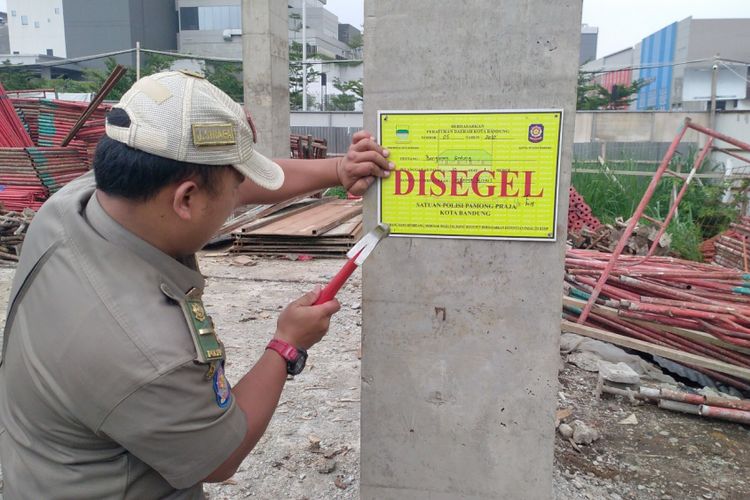 Sebuah proyek pembangunan gedung kos mewah 8 lantai di bilangan jalan Kebonjati, Kota Bandung, disegel pihak Satpol PP Kota Bandung, Kamis (1/11/2018).