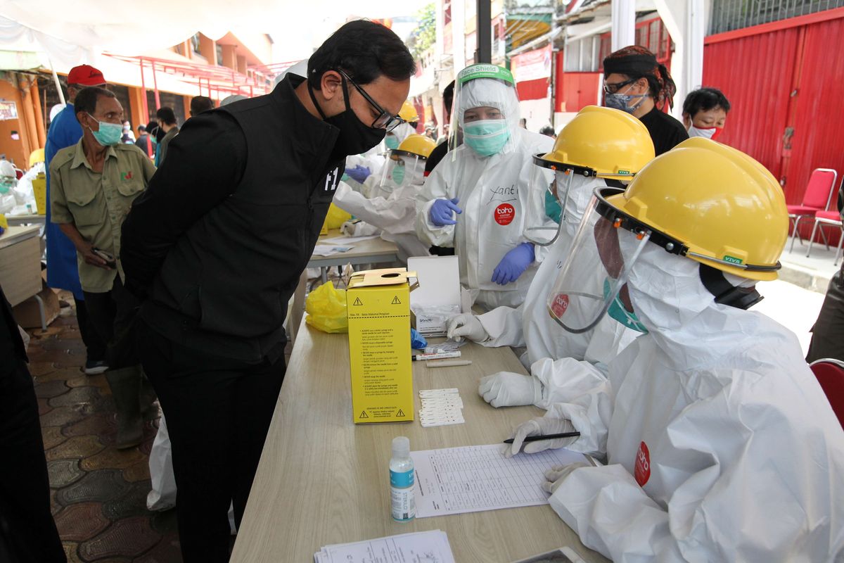 Walikota Bogor,  Bima Arya Sugiarto meninjau uji cepat (rapid test) massal Covid-19 yang digelar Dinas Kesehatan Kota Bogor di Pasar Bogor, Kota Bogor, Rabu (29/4/2020). Rapid test untuk mencegah penyebaran wabah Covid-19.