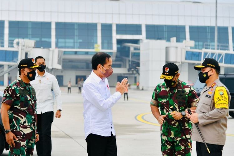 Presiden Joko Widodo saat akan lepas landas dari Bandara Internasional Soekarno-Hatta, Tangerang, menuju Yogyakarta, Rabu (30/3/2022)..